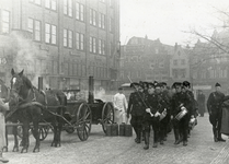 97903 Afbeelding van een muziekkorps van de W.A. (Weerafdeling) op het Vredenburg te Utrecht; links een veldkeuken ...
